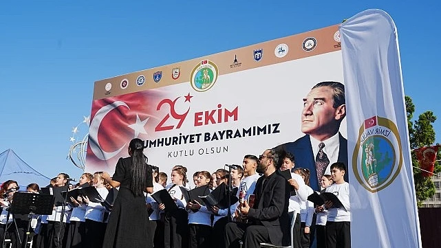 Karşıyaka'dan öğrenciler halk oyunları ve çocuk korosuyla kutladı