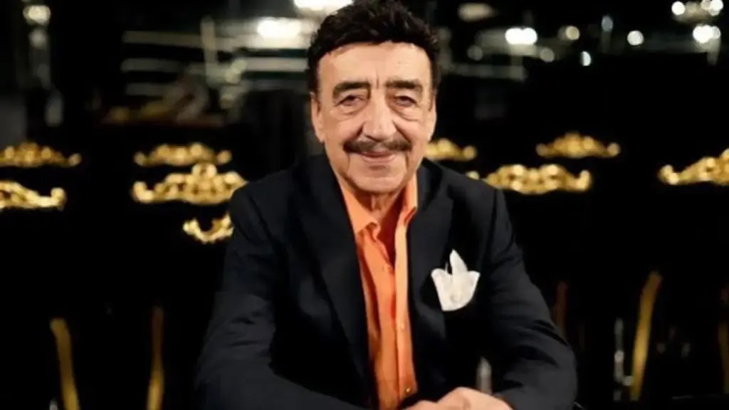 Hakkı Bulut sahnede rahatsızlandı, hastaneye kaldırıldı
