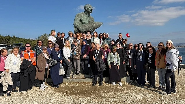 İzmir'de gençler Efes-Mimas’ta yürüdü, 200 kadın Çanakkale’yi keşfetti