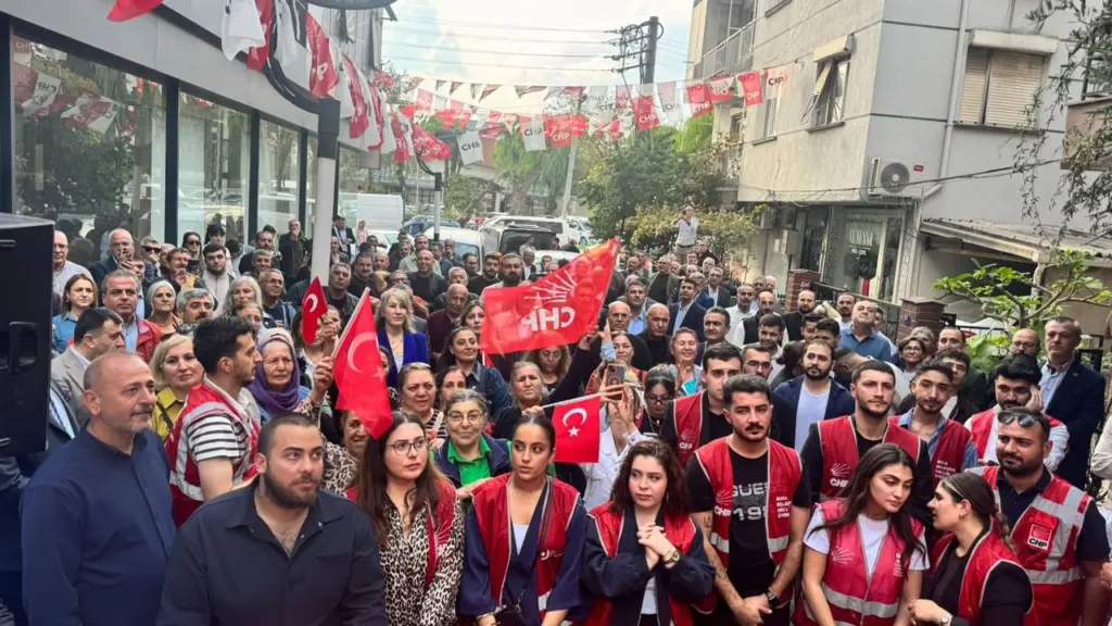 İzmir Buca'da Yeni Parti'de kitlesel istifa: Yüzlerce üye ayrıldı