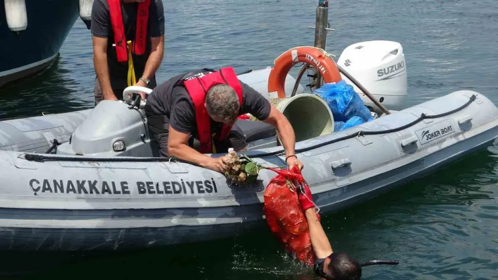 Çanakkale Yat Limanı'nda Çevre Günü'ne özel temizlik çalışması