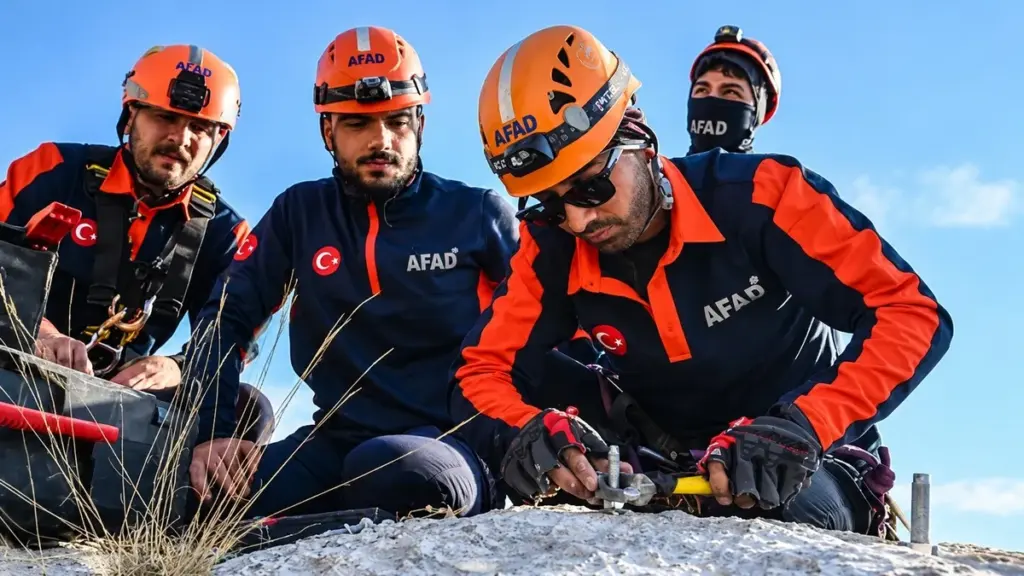 Buca'da AFAD köpeği çamurdan kurtardı; yeni adı 'Şanslı'