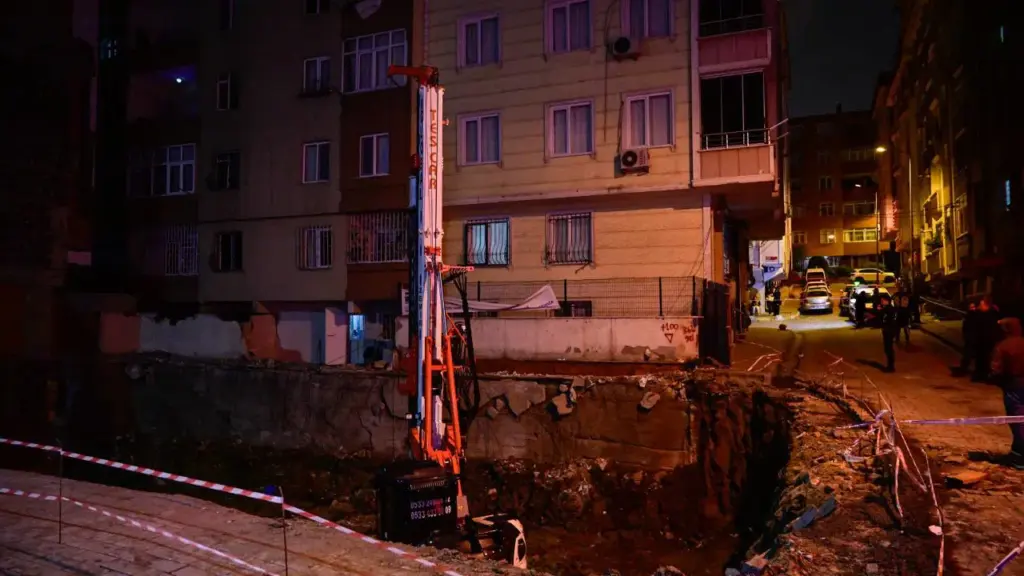 Bahçelievler'de temel kazısı: 2 apartman boşaltıldı, 20 daire