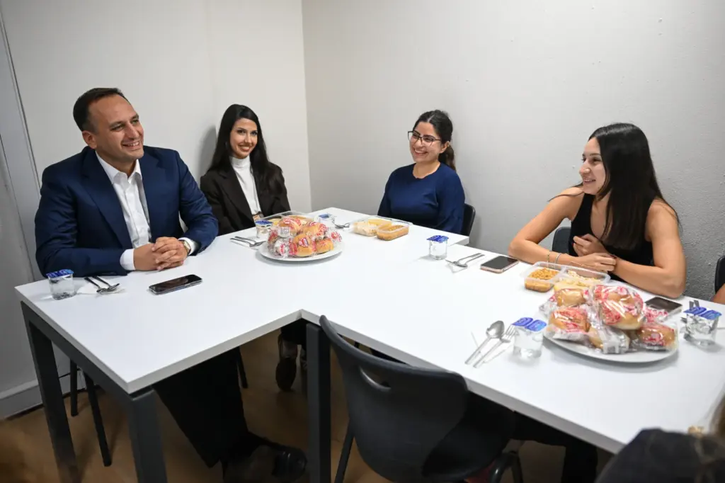 Bornova'da Başkan Eşki yurt öğrencileriyle akşam yemeğinde buluştu