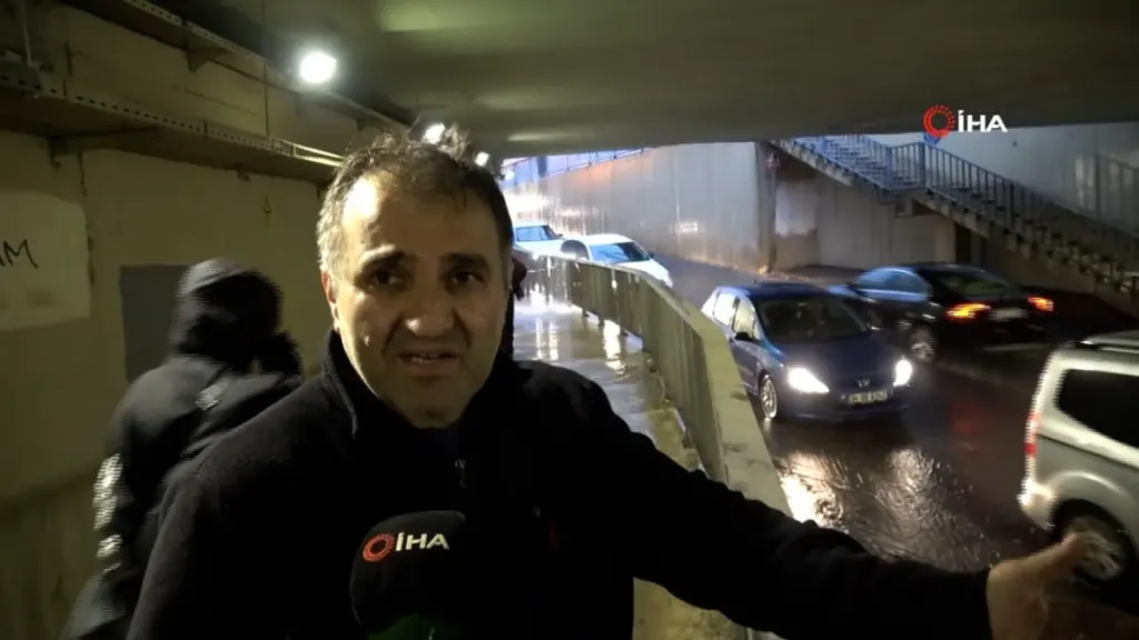 İstanbul Pendik'te alt geçidi su bastı; baba ve kızı mahsur kaldı