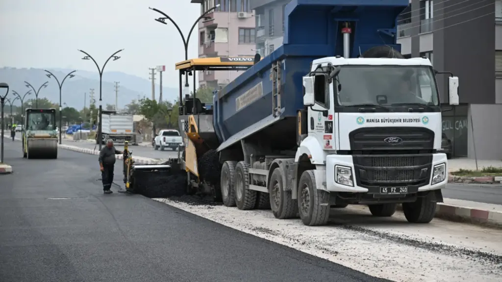 Manisa Büyükşehir Soma'da 3 km'lik sıcak asfalt çalışması