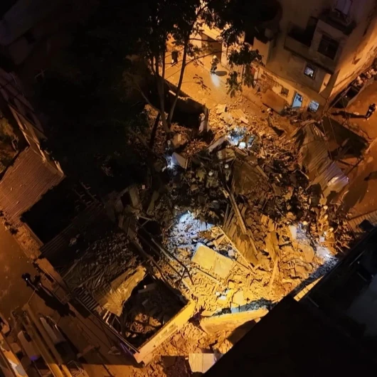 Beyoğlu'nda gece çöken 5 katlı binanın enkazı dronla görüntülendi