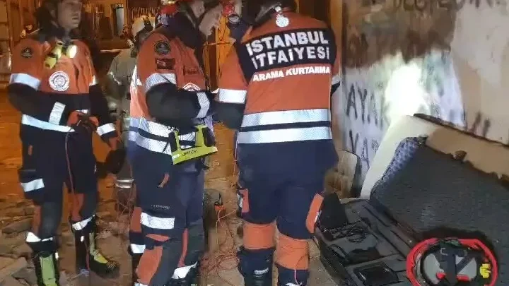 Beyoğlu'nda 5 katlı metruk bina çöktü — enkazda kimse yok