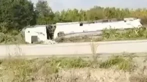 Düzce'de benzin yüklü tanker devrildi, sürücü yaralandı