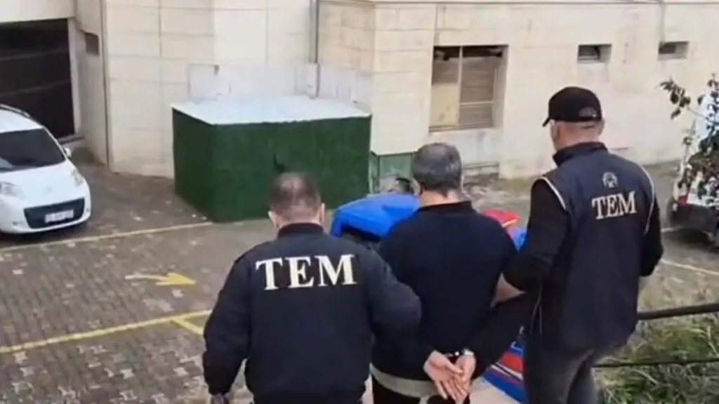Atatürk ve Türk bayrağına hakaret eden öğretmen tutuklandı
