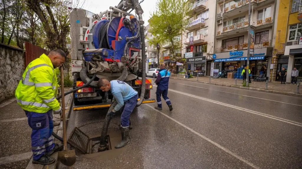 İzmir'de yağış mesaisi: İZSU 763 personel ve 366 araç sahada
