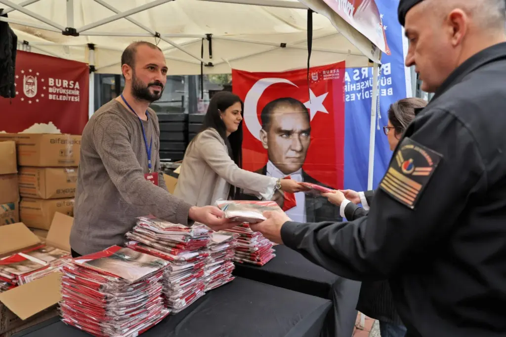 Bursa'da Cumhuriyet Bayramı: On binlerce Atatürk posteri dağıtıldı