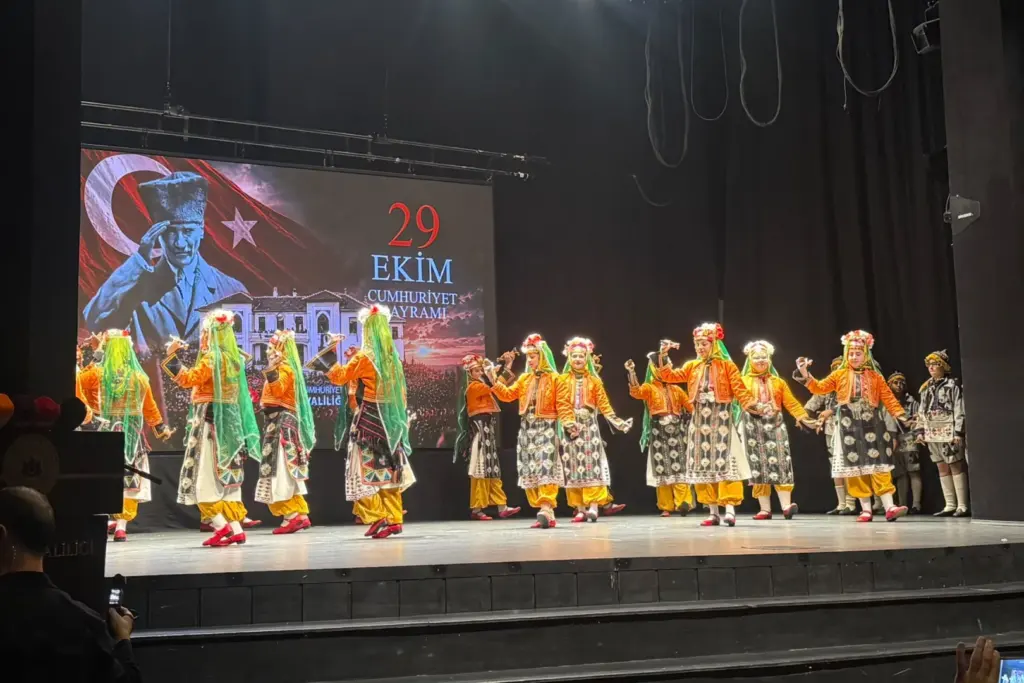 Bursa'da Cumhuriyet Bayramı coşkusu Tayyare Kültür Merkezi'nde yaşandı
