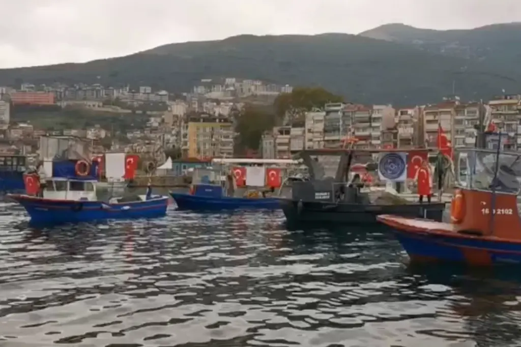 Gemlik'te Cumhuriyet Bayramı: Tekne ve kayıklar Türk bayraklarıyla