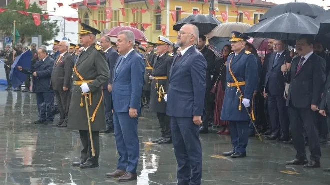 İzmir esnafı Cumhuriyet'in 103. yılında Atatürk Anıtı'na çelenk sundu