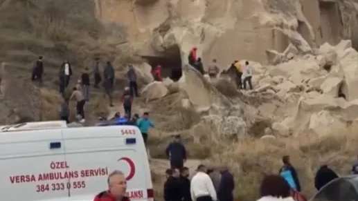 Kapadokya'da peribacası çöktü: Çok sayıda turist yaralandı