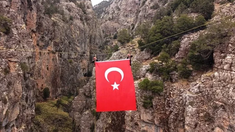 Denizli'de DEBAK kanyon gösterisi: 75 m yüksekte dev bayrak