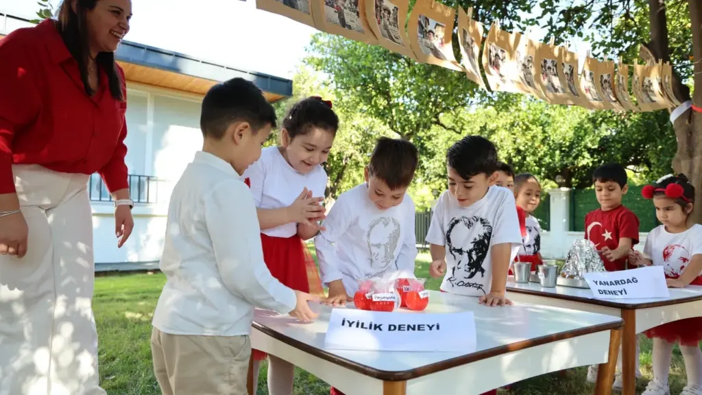 Muğla'da minikler 29 Ekim'i 'Miniklerin Gözünden Cumhuriyet'le kutladı