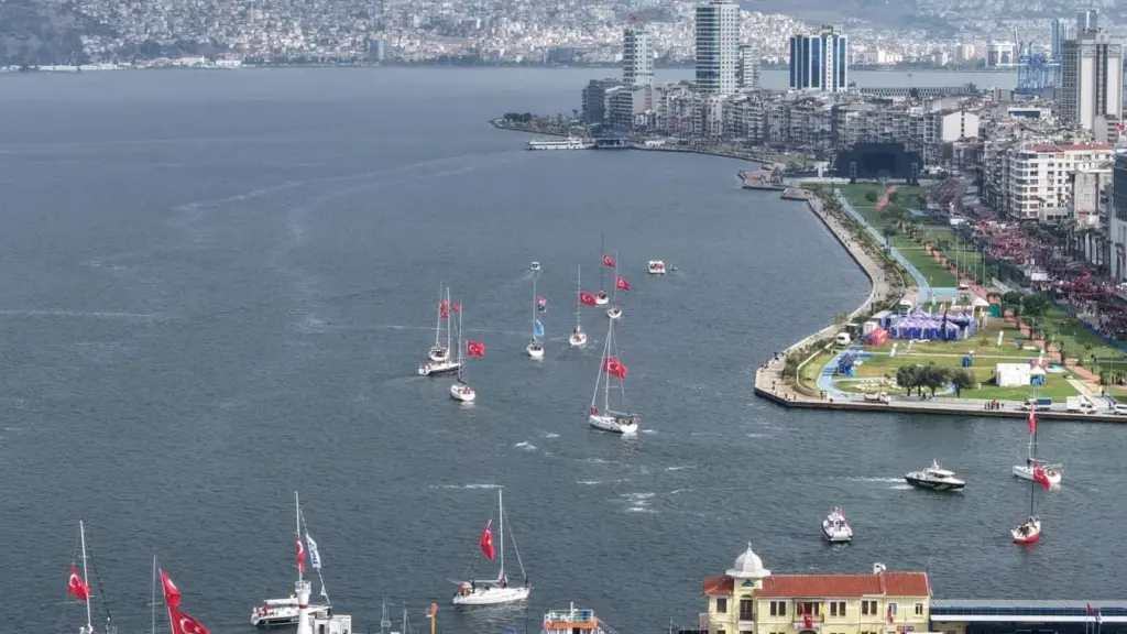 İzmir Körfezi'nde 103 Mil Cumhuriyet Kupası yat yarışları başladı