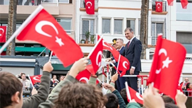 İzmir’de 29 Ekim coşkusu Cumhuriyet Meydanı’nı doldurdu