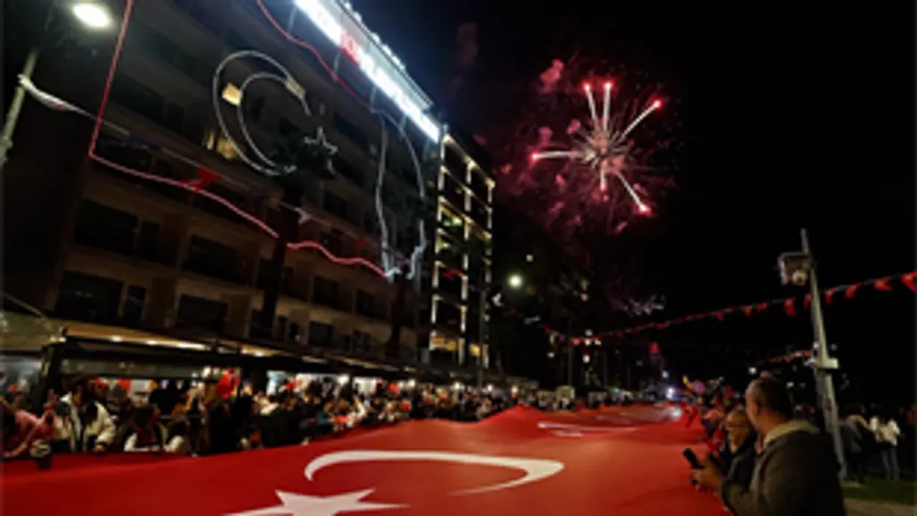 İzmir 29 Ekim kutlaması: Bin dron ışık gösterisi ve Ceza konseri
