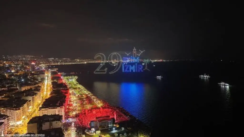 İzmir'de Cumhuriyet Bayramı'nda bin drone ile gökyüzü aydınlandı
