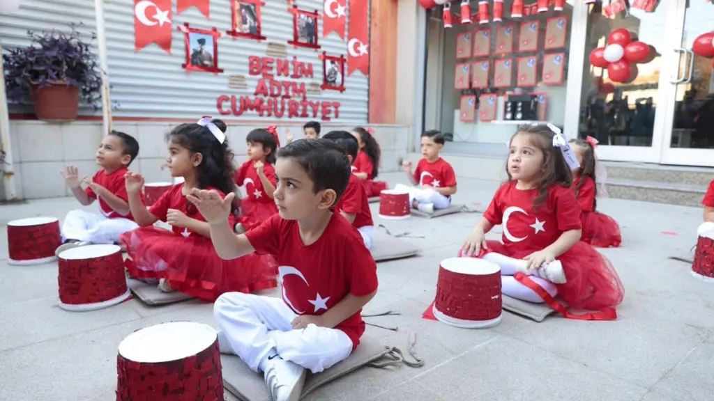 Konak'ta 29 Ekim kutlaması: Minikler sahnede aileleri büyüledi
