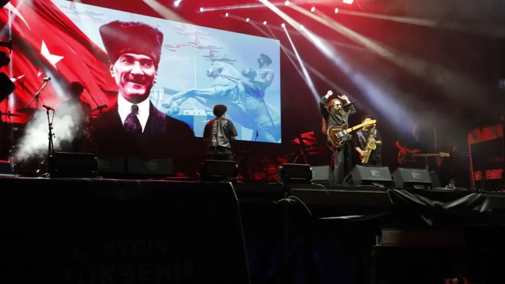 Aydınfest'te 70 bin kişi coşkusu: Tuana, Emre Fel, Blok3 sahnede