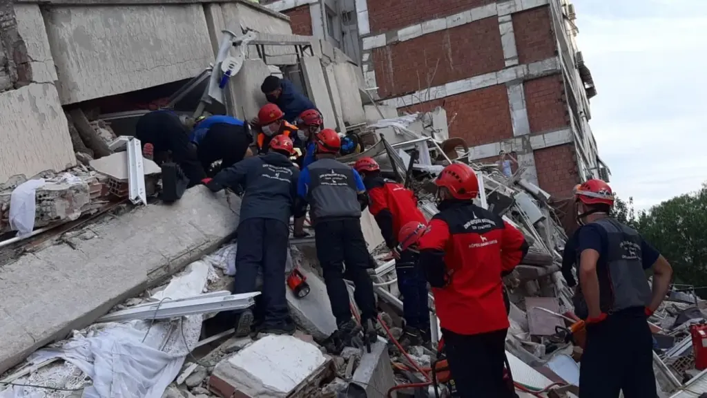 İzmir’de 30 Ekim kahramanları: İtfaiye ekiplerinin unutamadığı anlar