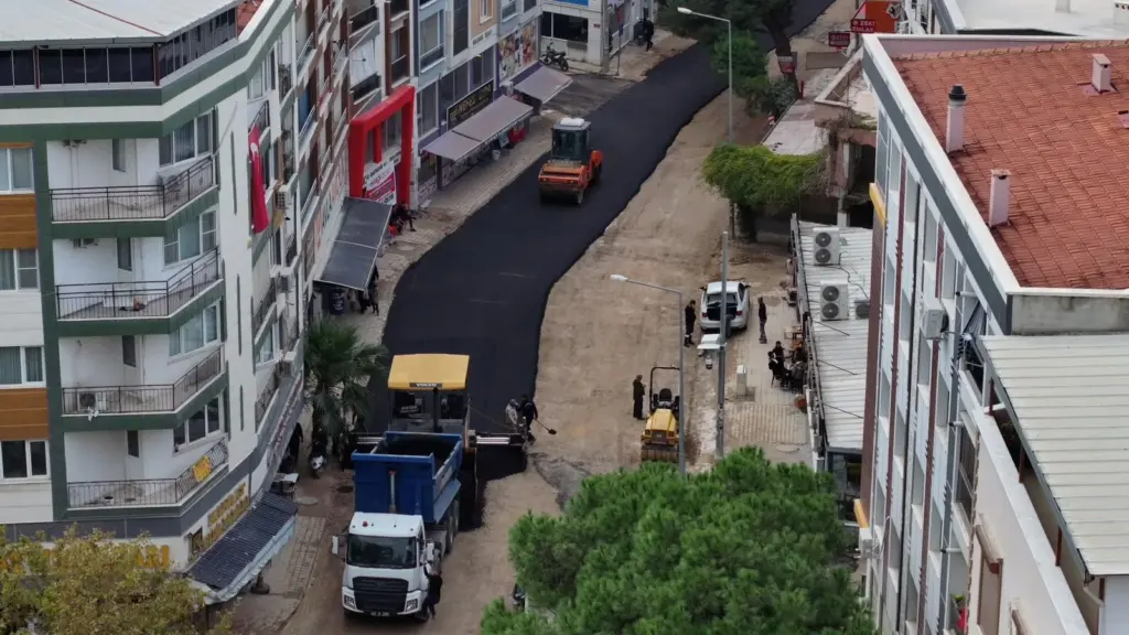 Manisa Muradiye'de sıcak asfalt mesaisi başladı, çalışmalar sürüyor