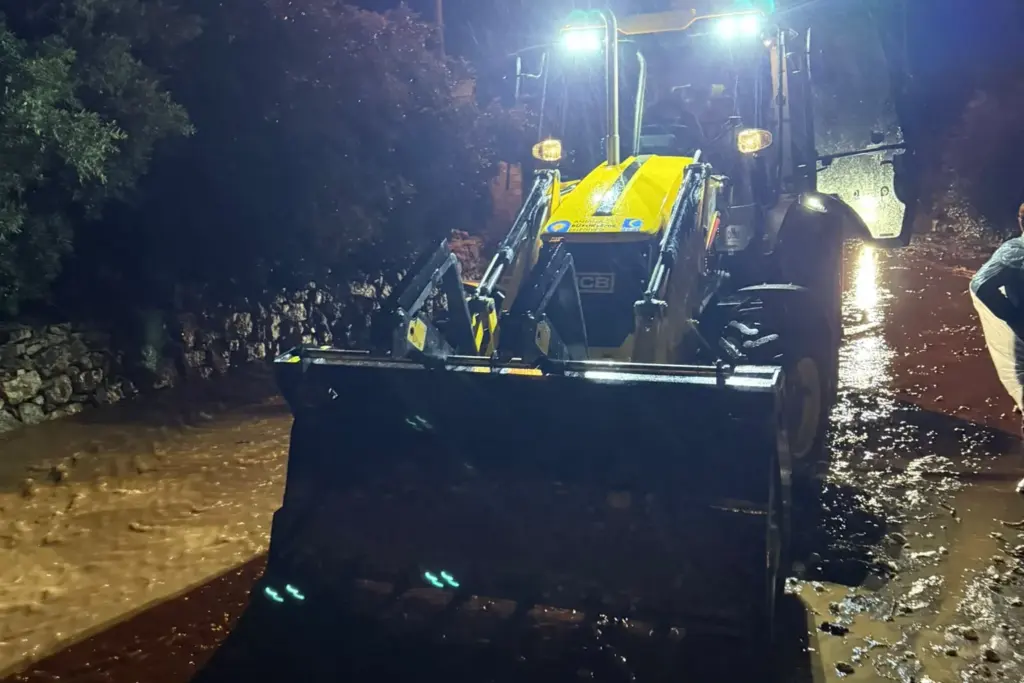 Antalya Büyükşehir ekiplerinin yağmur mesaisi gece boyunca sürdü