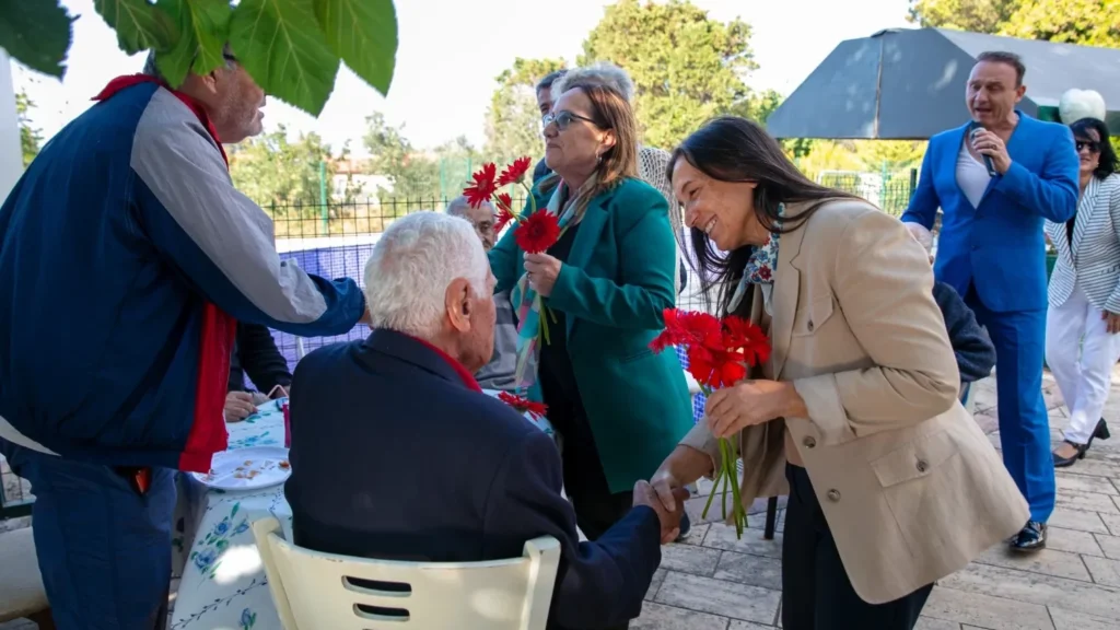Güzelbahçe'de Yaşlılar Günü: Akın huzurevlerini ziyaret etti
