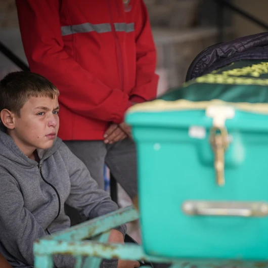 Soma'da maden göçüğünde ölen babasını uğurlayan çocuk