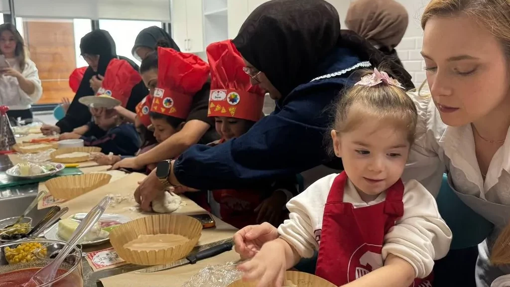 Sakarya Karasu SGM'de minik şefler anneyle pizza yaparak öğreniyor