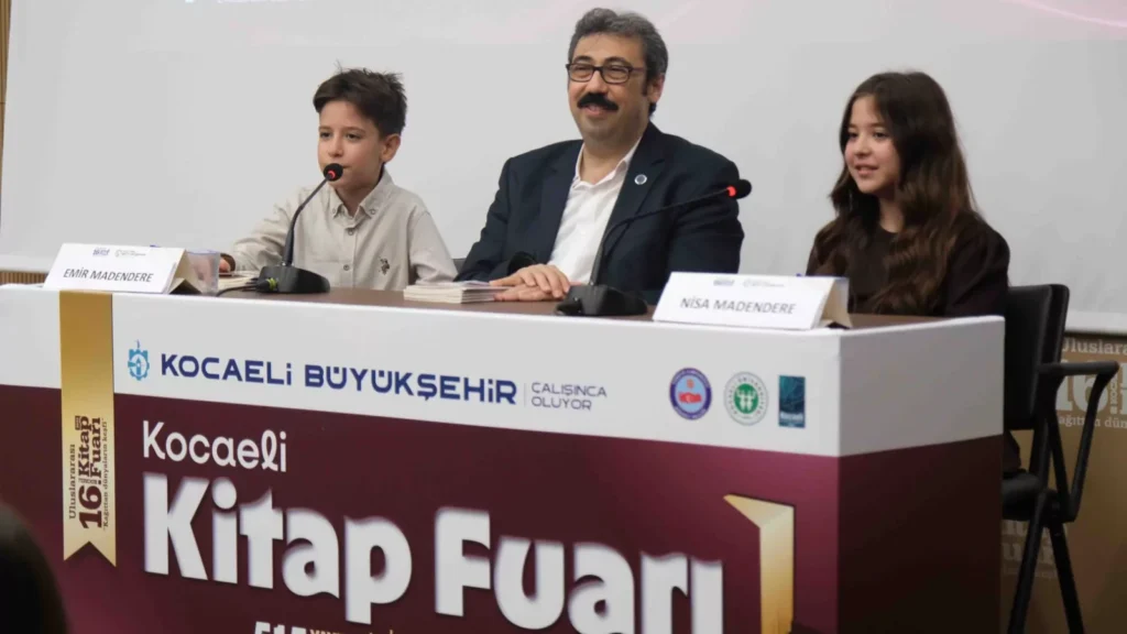 Kocaeli Kitap Fuarı'nda 10 yaşındaki ikizler ikinci kitaplarını tanıttı