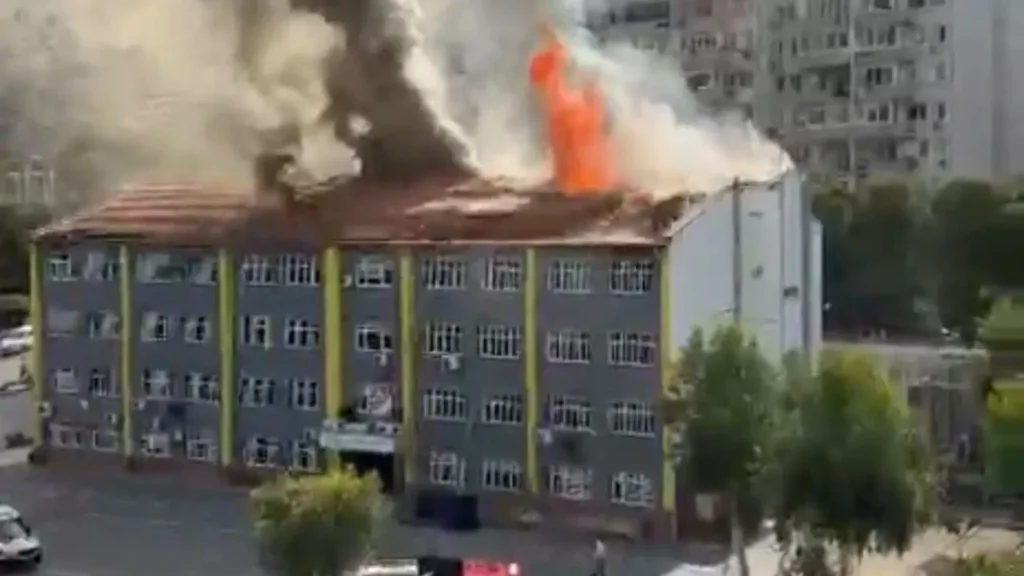 Karabağlar'da ortaokul çatısında yangın: itfaiye müdahale etti