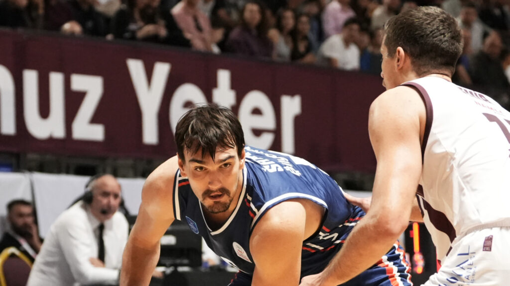 Anadolu Efes deplasmanda Pizzabulls Bordo Bandırma'yı 85-79 yendi