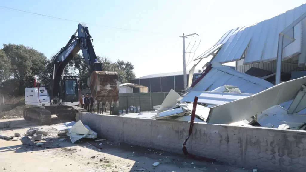 Nilüfer'de 600 m2 kaçak fabrika kontrollü biçimde yıkıldı
