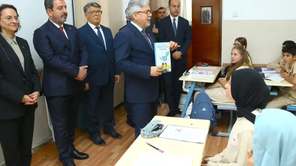 MEB'den iki eser Azerbaycan Türkçesi'ne çevrildi ve Bakü'de öğrencilere dağıtıldı