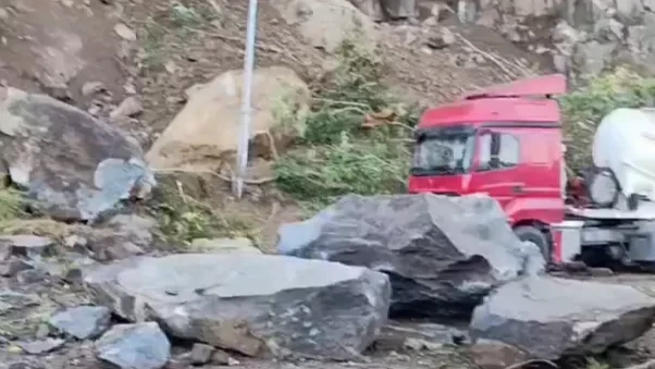 Artvin Hopa'da heyelan: Esenkıyı tır parkında 1 kişi öldü