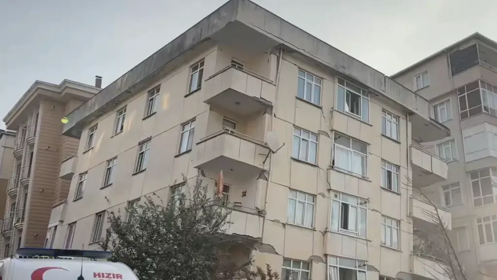 Maltepe'de binanın çökmesi sonrası tadilatlarda güvenlik uyarısı