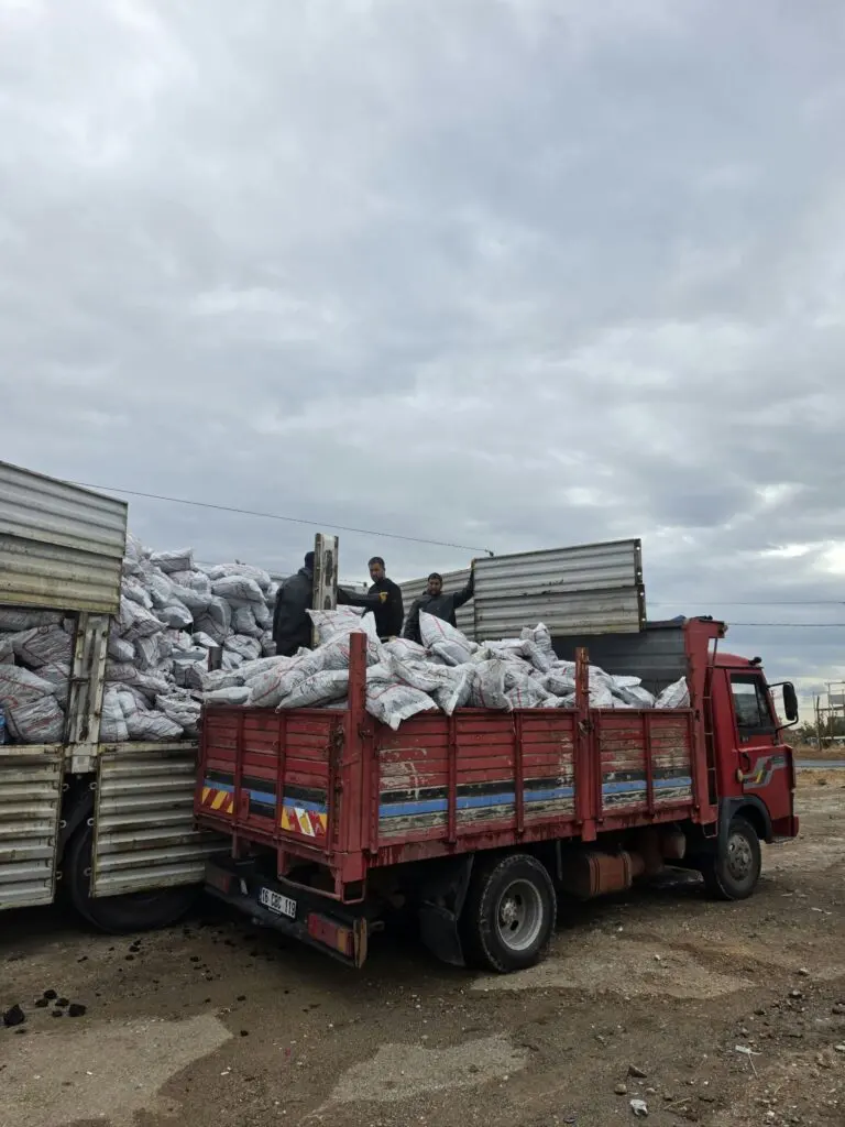 Ayvalık’ta 1000 haneye 799,8 ton kömür dağıtımı başladı