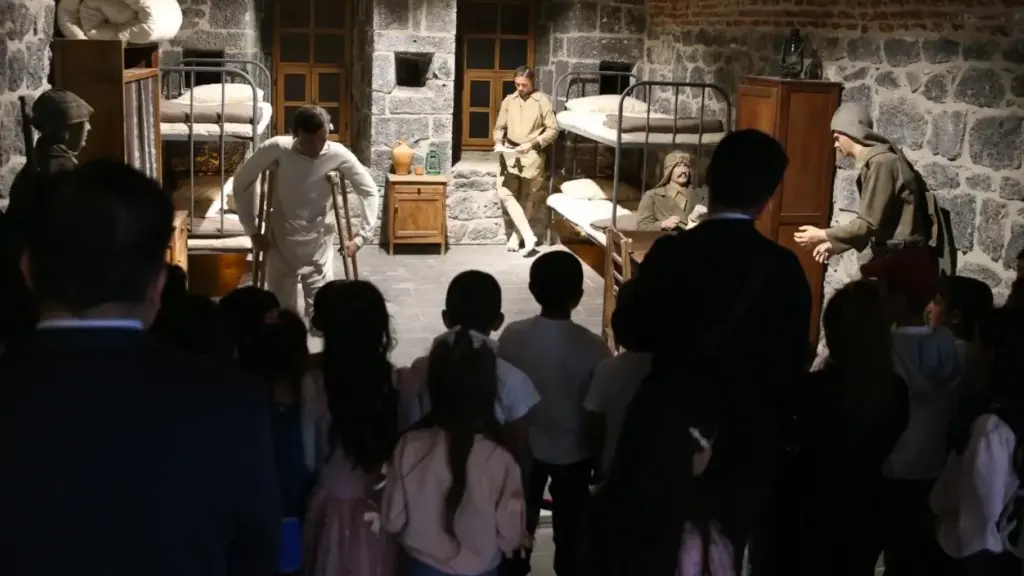 Kars'ta Şehrimi Tanıyorum projesi öğrencileri tarihi mekânlara taşıyor