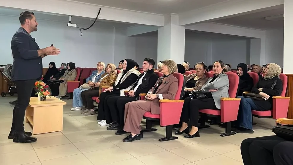 Mudanya'da AK Parti Kadın Kolları'ndan bağımlılıkla mücadele semineri