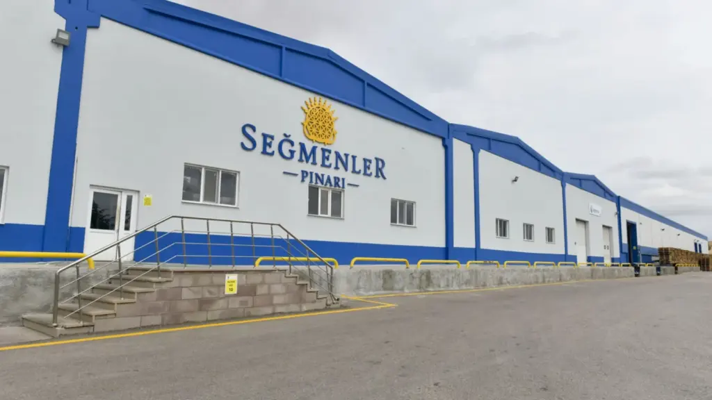 Seğmen Su ürün yelpazesini genişletti: cam şişe ve bardaklar
