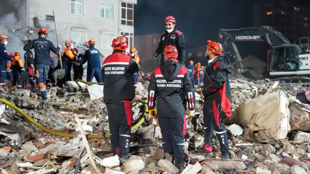 Maltepe'de göçük: 5 kişi hayatını kaybetti, arama kurtarma tamamlandı