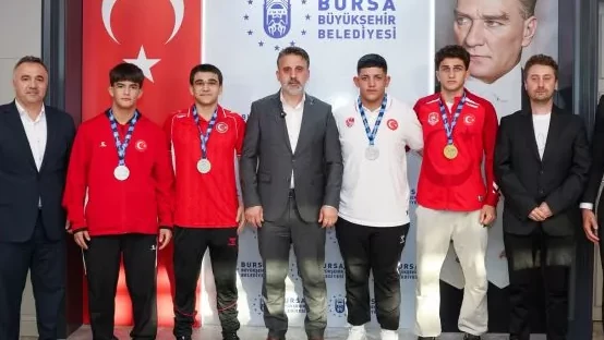 Bursa'nın madalyalı güreşçileri Başkan Vekili Biba'yı ziyaret etti