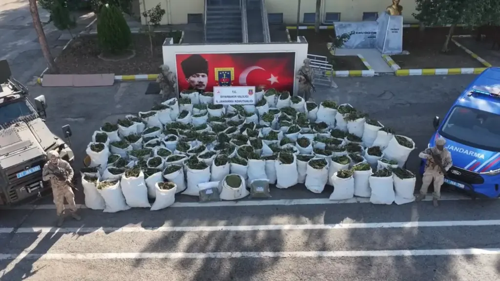 Diyarbakır'da 2 ton 200 kilo esrar ele geçirildi: 3 tutuklu